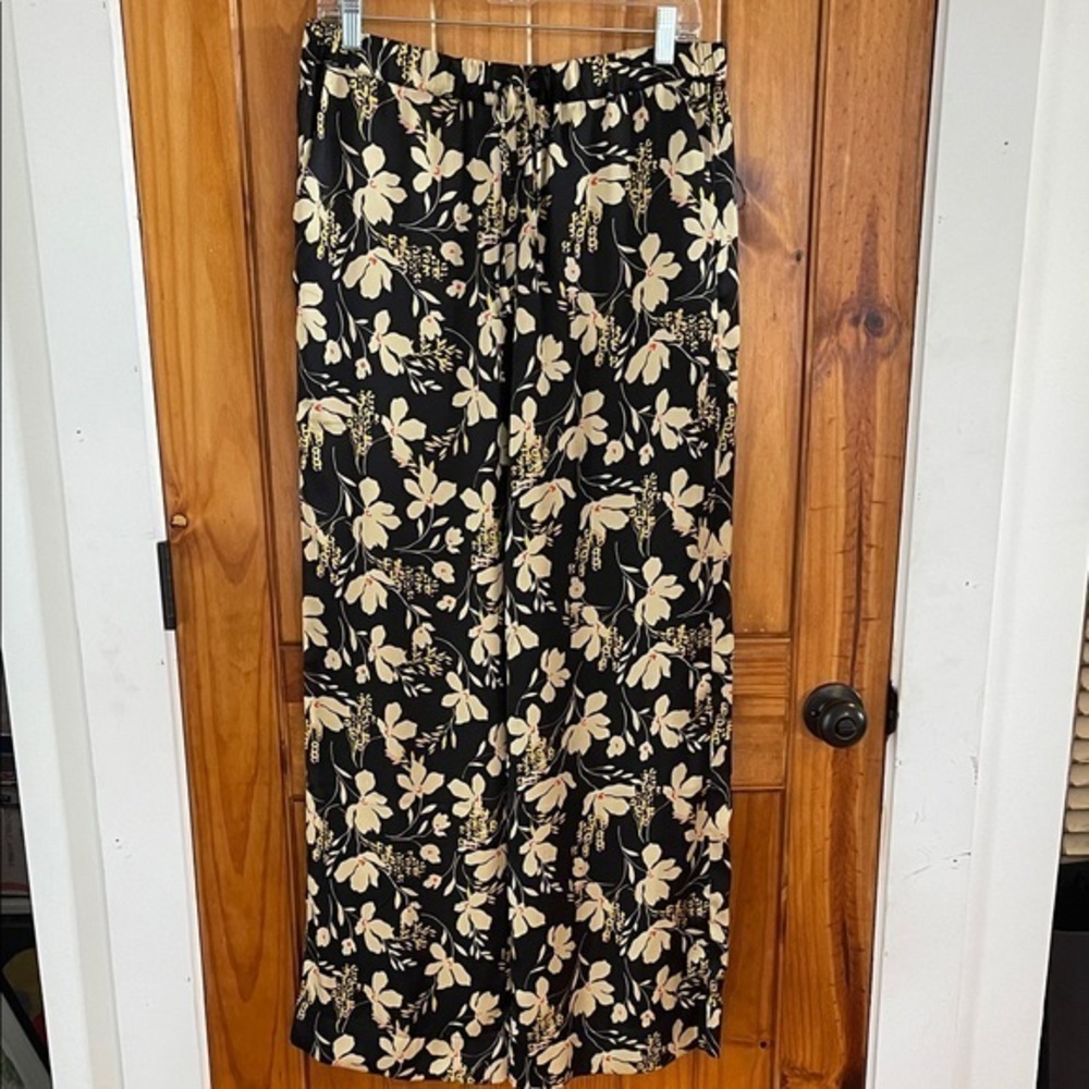 Cabi Set Up Pant Medium black Floral wide leg elastic waist Tropical new